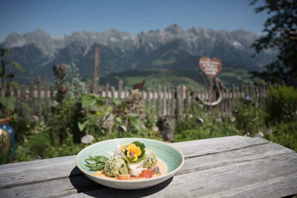 Tradtionelles Essen wird auf der Wastalm in Maria Alm serviert.